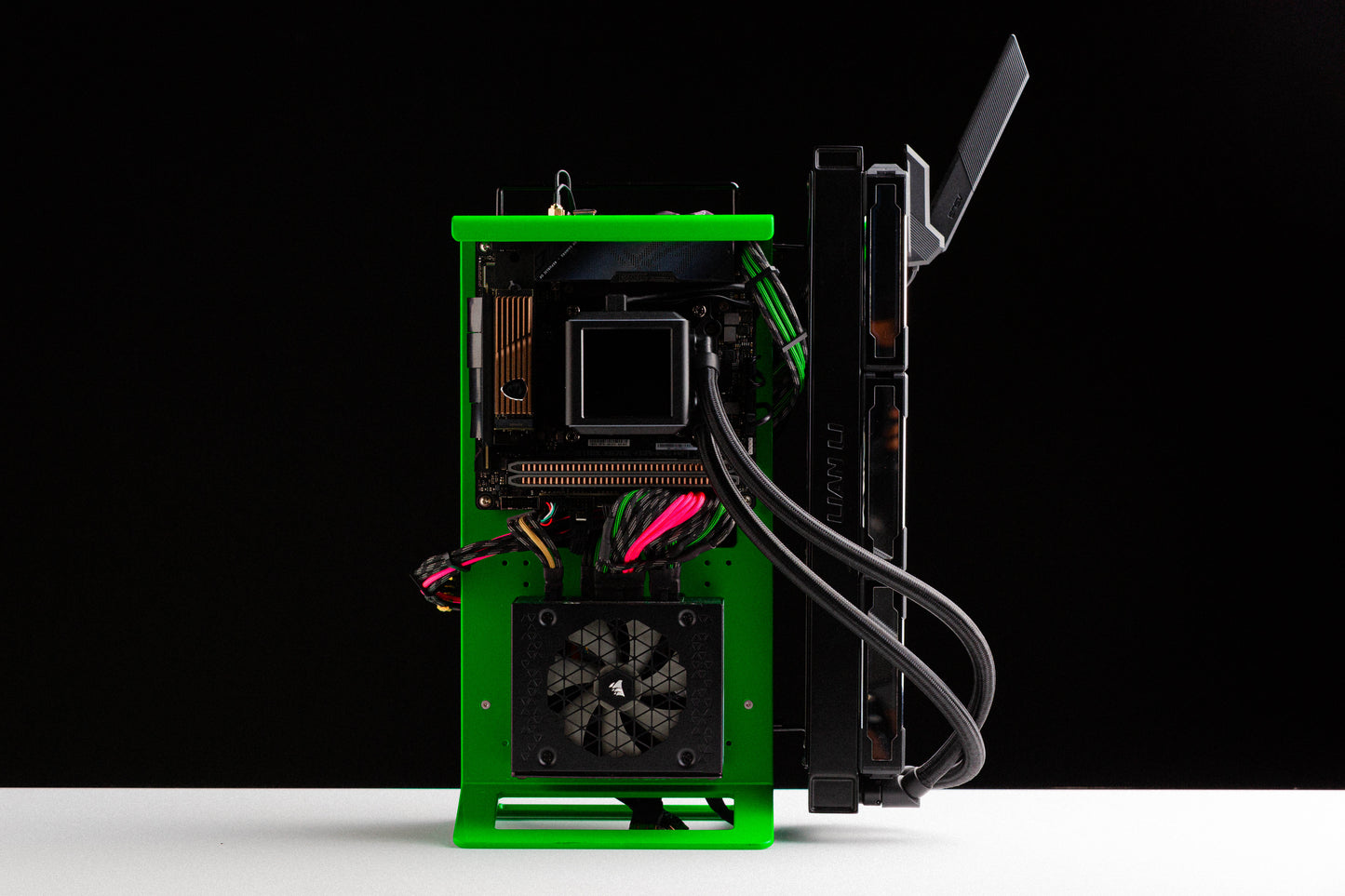 NIMBUS #001 - GREEN MACHINE - SFF - 9800x3D / 7900 XTX 24GB / 64GB / 4TB
